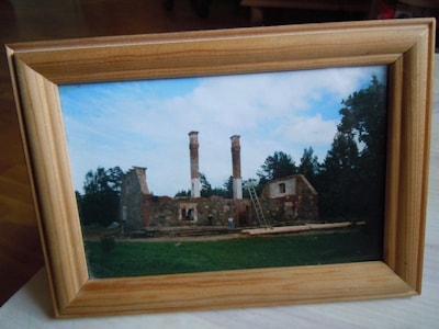 На фотографии видны развалины - в таком виде Роман приобрел свой дом с аукциона