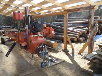Роман установил пилораму Wood-Mizer под деревянным навесом