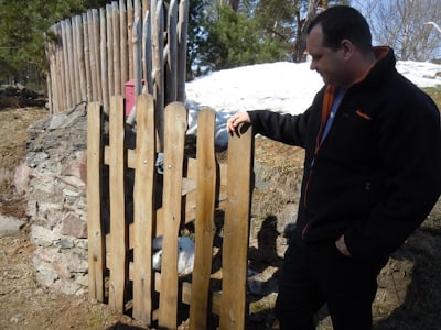 Дубовую калитку Роман сделал из досок, которые напилил на станке Wood-Mizer
