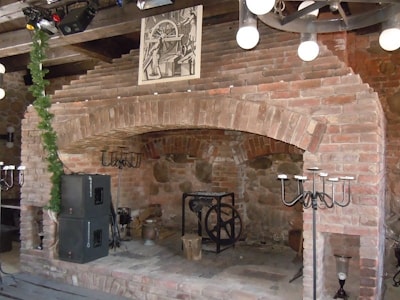 Восстановленная старинная печь украшает зал ресторана