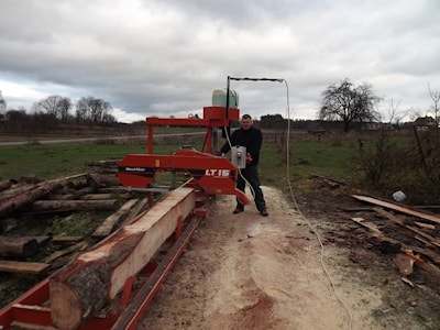 Роландос Пятрушис из Литвы распиливает древесину на станке Wood-Mizer LT15