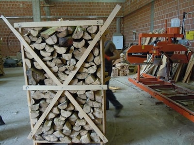 В таком виде дрова в паллете доставляются покупателям в супермаркеты Европы