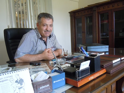 Г-н Исметулла Дашдемир, совладелец мебельной фабрики ARASDAS в своем кабинете