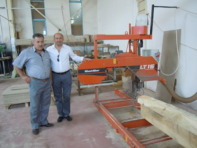 Г-н Исметулла Дашдемир (слева) и Эрол Канат на распиловочном участке в цеху мебельной фабрики