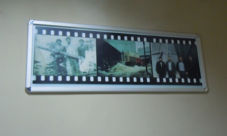 Старинные фотографии в кабинете сделаны в далеком 1971 году, когда Мукремин Айсум основал свое дело 