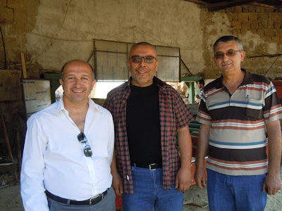 Эрол Канат, представитель Wood-Mizer в Турции, Шукру Айсум и бухгалтер предприятия Мустафа Кара
