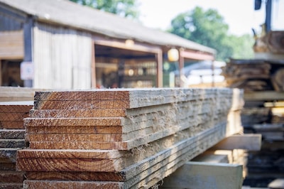 Мобильные лесопилки производят высококачественную древесину заказанных размеров