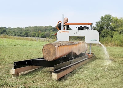 Малобюджетная пилорама Timbery M100 производится на заводе Wood-Mizer в США