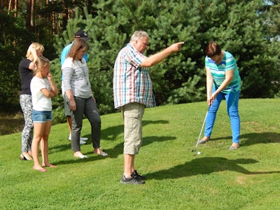 Владелец фирмы SIA Planka г-н Дзинтарс Кнуппке инструктирует свою жену, как лучше ударить по мячику