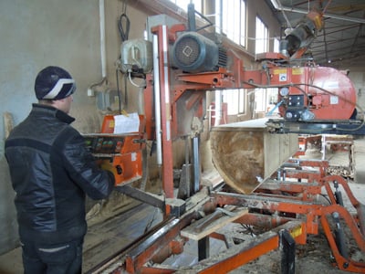 Распиловка ведется в две смены на 4 станках Wood-Mizer LT40
