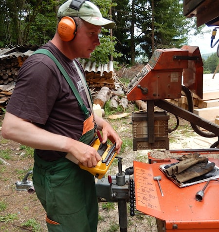 На поясе у Иво желтый пульт управления станком Wood-Mizer LT40 по радиосигналу wireless