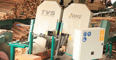 На первом этапе в 2012 году компания CRS установила вертикальный двухголовочный станок TVS от фирмы Wood-Mizer для первичного развала бруса