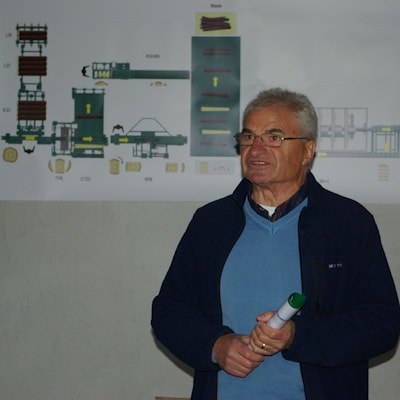 Инженер Калин Симеонов, директор Ekotehprodukt и представитель Wood-Mizer в Болгарии, представил концепцию тарной линии SLP2