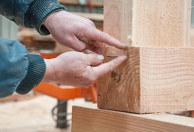 Традиционная технология сборки деревянных домов не использует гвозди или шурупы, но тем не менее обеспечивает надежность конструкции