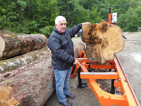 Драган Марков, директор Wood-Mizer Balkan, показывает, как управлять станком LT40