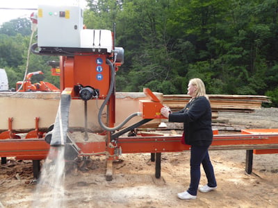 Дамы тоже с легкостью управляют станками Wood-Mizer