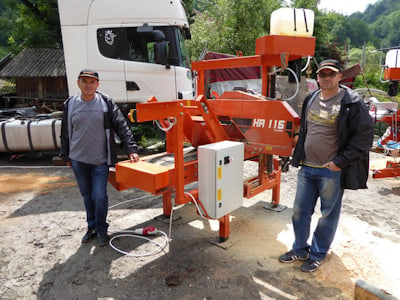 Неманья и Драган Ивановичи, владельцы пилорам Wood-Mizer LT15 и HR115, помогли организовать это мероприятие