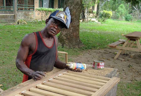 Многие в Киконго работают на пилораме и получают профессию плотника
