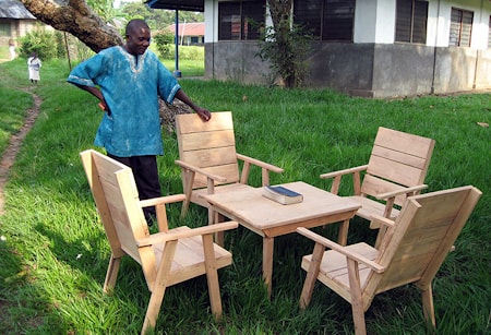 Теперь в Киконго делают такие столы и стулья из пиломатерилов, изготовленных на станке Wood-Mizer