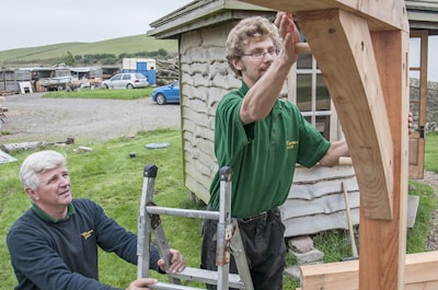 Джеймс и Крейг строят деревянный каркас, который легко демонтировать