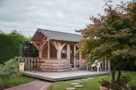 Садовый домик, собранный на основе деревянного каркаса