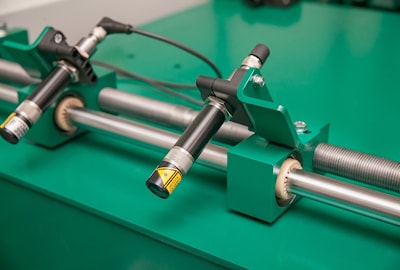 Два лазерных указателя помогают оператору оптимально позиционировать пилы на валу для максимального выхода готового обрезного материала