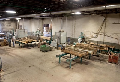 Три промышленных ленточнопильных установки Wood-Mizer WM4000 распиливают до 42.5 кубометров древесины ежедневно