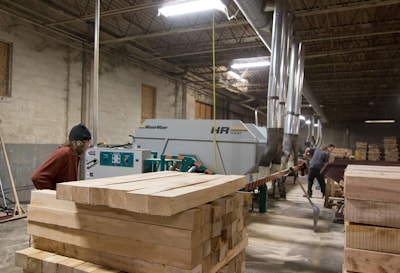 Ленточный многопил Wood-Mizer HR1000 с четырьмя пилящими головами распускает брус на паллетную дощечку