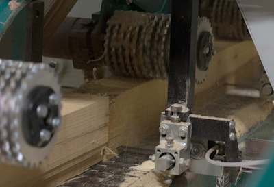 Новая разработка фирмы Wood-Mizer ленточная пила Vortex не только качественно распиливает бревна, но и удаляет древесную пыль с поверхности распила