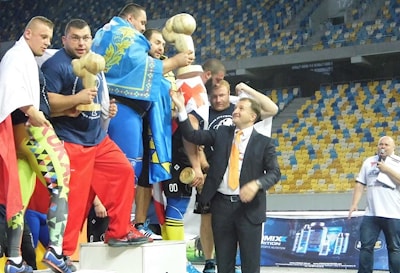 Генеральный директор "MOST-Украина" Александр Твердохлеб вручает самым физически сильным людям планеты кубок победителей