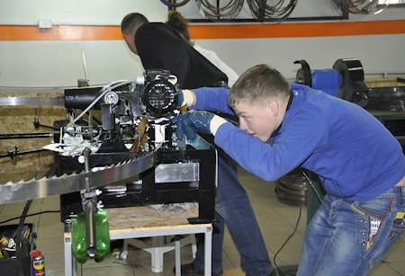 Тринадцатилетний Тарас Лукьянчук осваивает заточной станок Wood-Mizer 