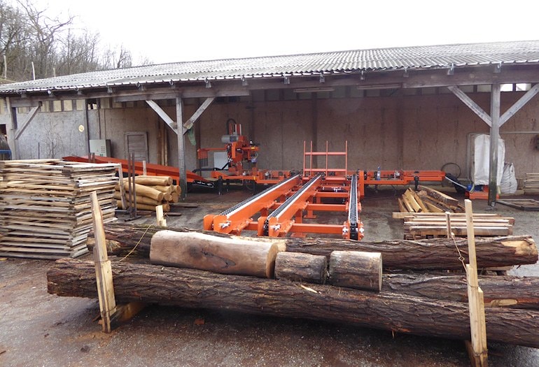 Ленточнопильный станок Wood-Mizer LT70 с конвейерами на производстве Robinia Group