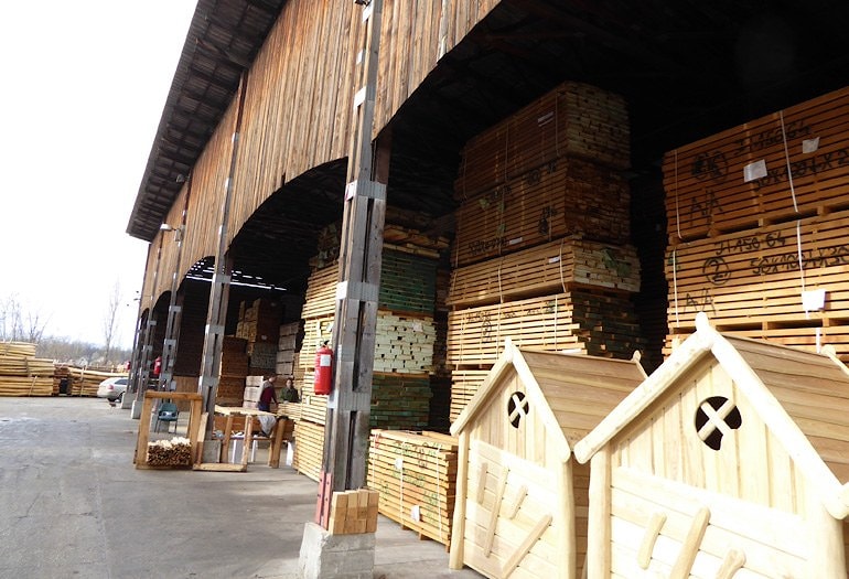 Из прочной древесины робинии выпускают массу продуктов для использования на открытом воздухе