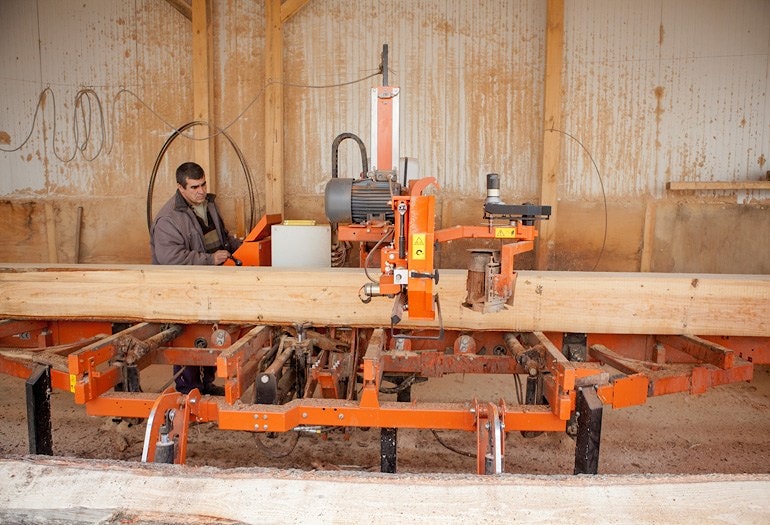 Два станка Wood-Mizer распиливают древесину из монастырского леса и делают стройматериал для восстановления храмов