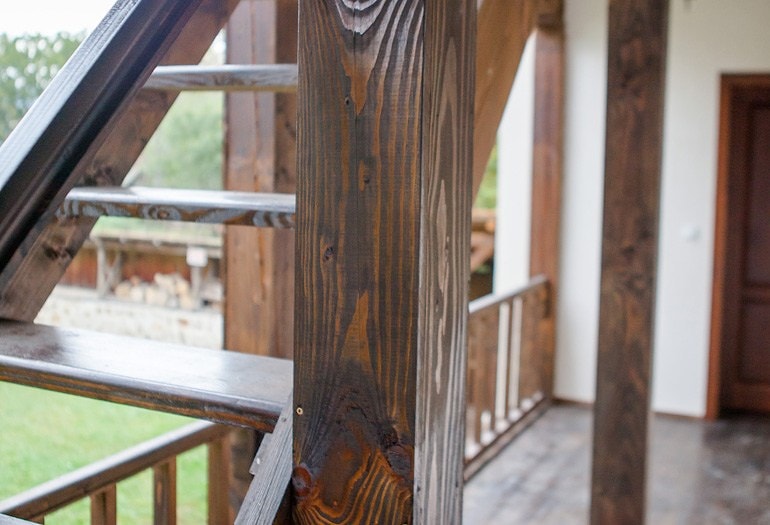 Эти балки и лестница в монастырских кельях изготовлены из древесины, распиленной на станках Wood-Mizer