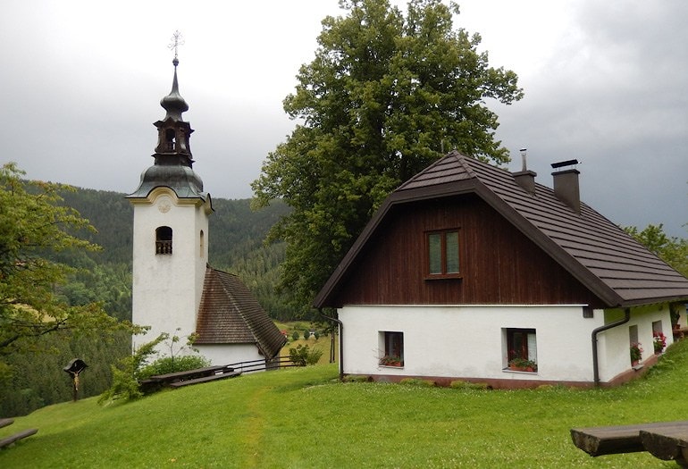 Дом хранителя церкви находится рядом на вершине горы