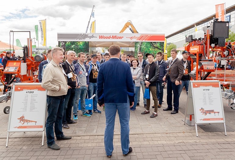 Организованные группы из разных стран посетили стенд Wood-Mizer, чтобы увидеть новое оборудование в действии.