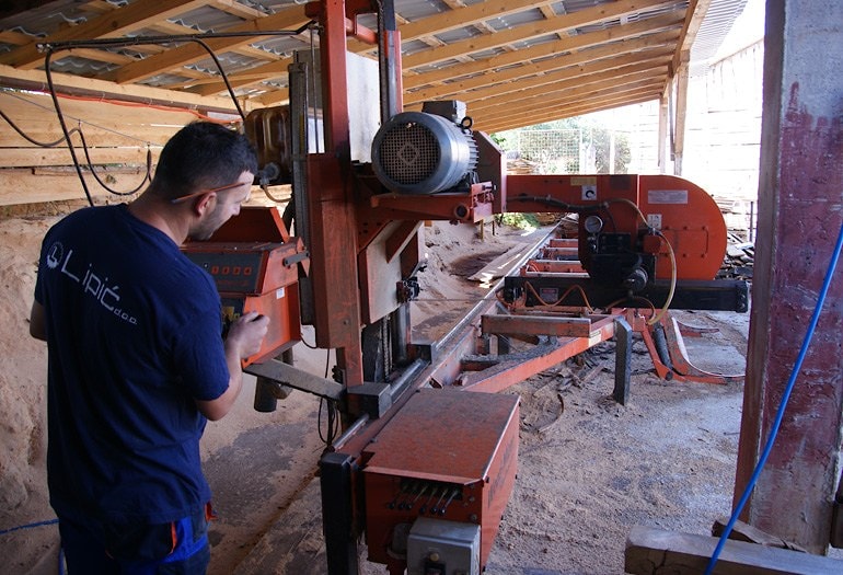 Благодаря тонкому резу пилорамы Wood-Mizer обеспечивают 73-75% выхода готовой продукции из древесного сырья