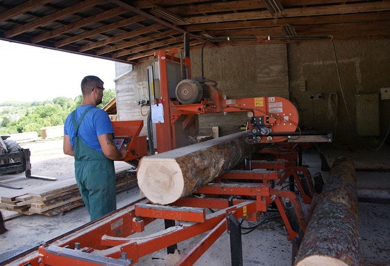 За две смены LT40 распиливает около 24-25 м3 древесины в день