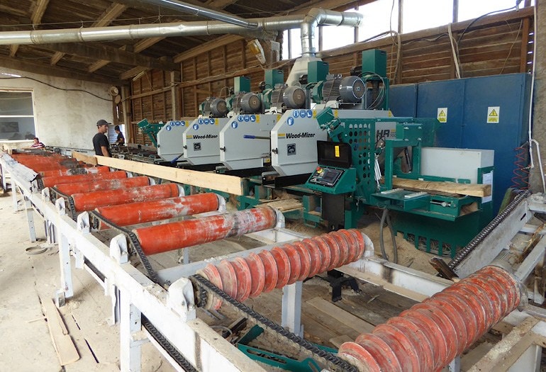 Горизонтальный многоленточный станок HR700 от Wood-Mizer, фактически, стал ключевым звеном паллетной линии