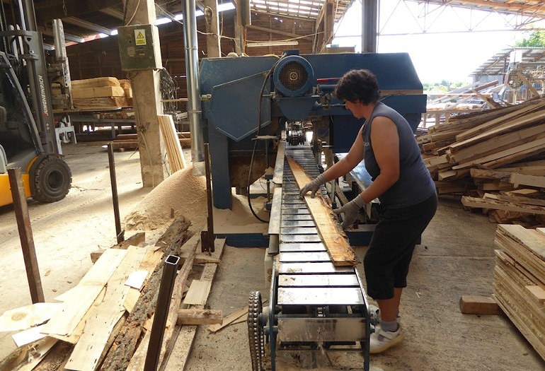 Горбыльные доски распиливаются на горизонтальном широколенточном станке, который выпускается под маркой TITAN