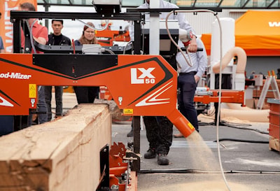 Wood-Mizer представляет компактный, экономичный лесопильный станок LX50  