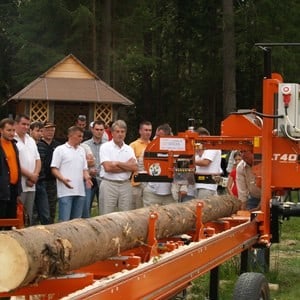 Демонстрация ленточных пилорам Wood-Mizer на Чутовском конном заводе в Украине