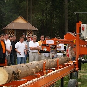Демонстрация ленточных пилорам Wood-Mizer на Чутовском конном заводе в Украине