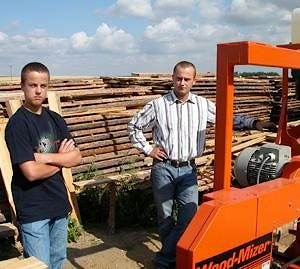 Студент и школьник открыли свое дело по выпуску деревянных черенков для лопат   