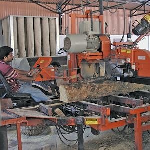 Индийское лесопильное предприятие выпускает паркет из каучуковой древесины  