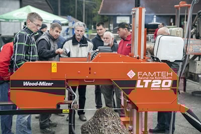 Владельцы станков Wood-Mizer полетали на самолете Джеймса Бонда