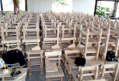 Филиппинский опыт: нелегально вырубленная древесина превращена в 146.000 школьных парт  