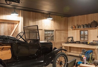 Интересный проект: Винтажный гараж для авто-музея Ford  