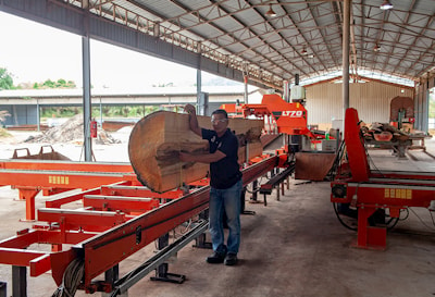 Малазийская компания переходит на более быстрый и производительный лесопильный станок  